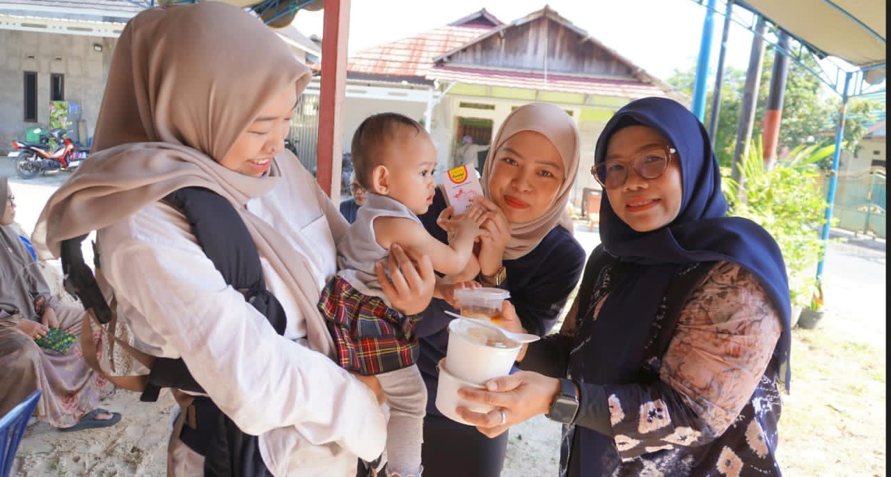 PEDULI: PasuQin memberikan makanan bergizi kepada balita di Posyandu Purnama Banjarbaru, Jumat (3/10/2025)