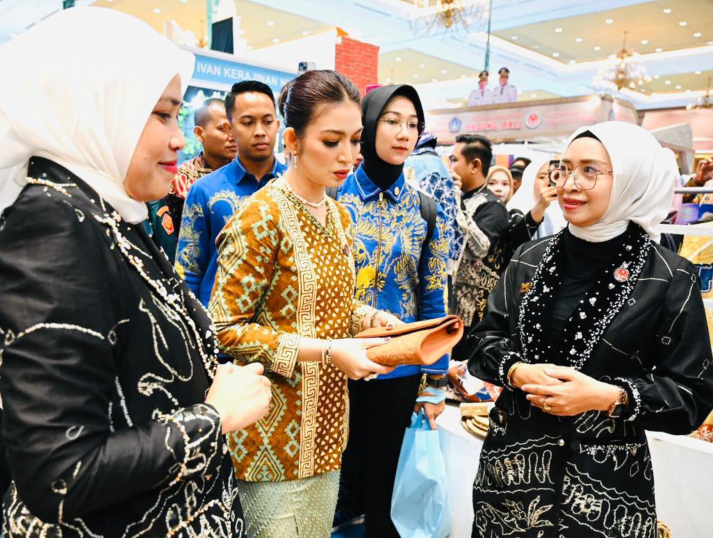 MOMEN: Ketua Umum Dewan Kerajinan Nasional (Dekranas), Selvi Gibran Rakabuming Raka, mengunjungi stan Dekranasda HSU di Inacraft di JCC Jakarta.