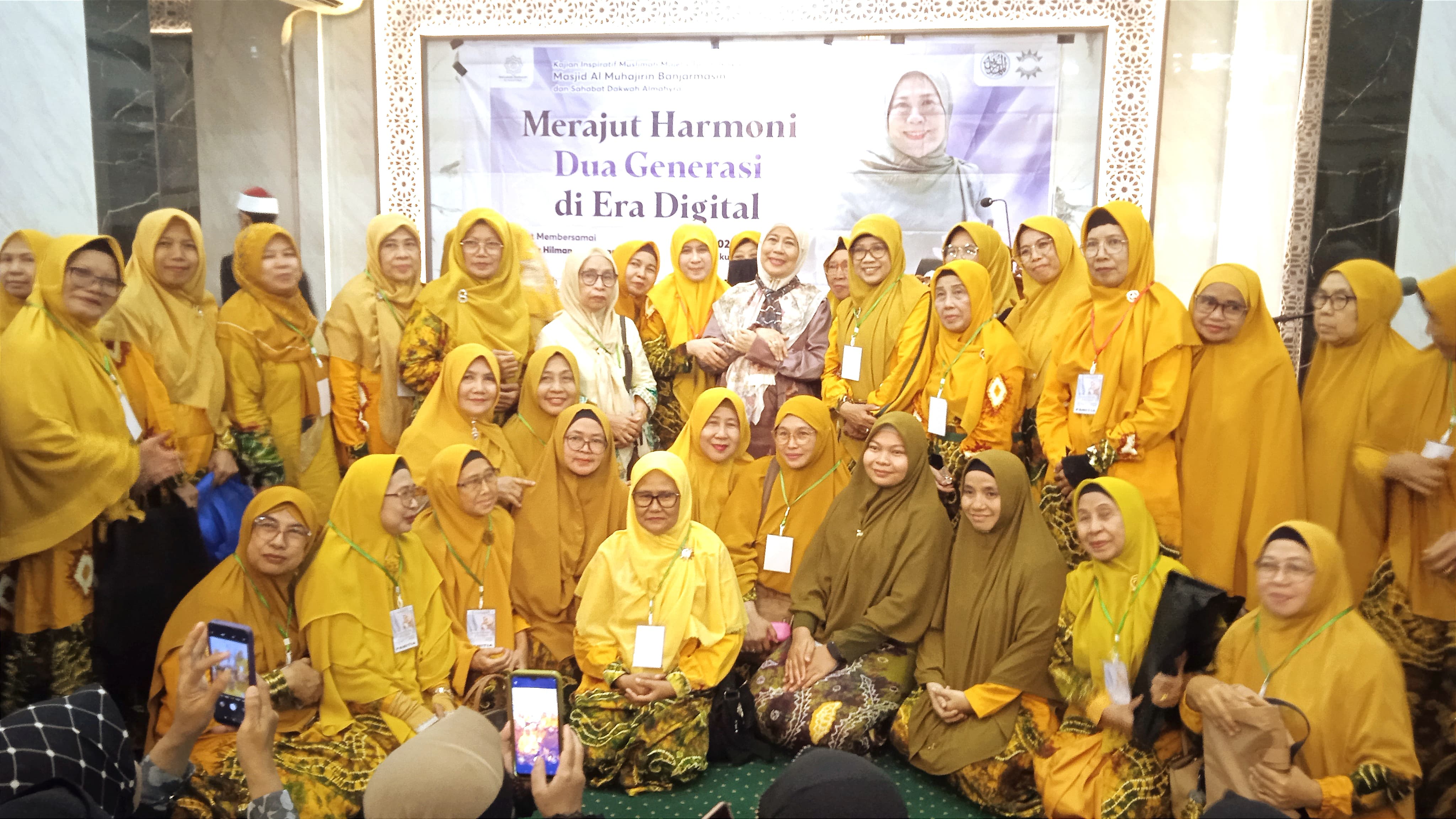Dewi Yull berfoto bersama ibu ibu aisyiah cabang 13 Banjarmasin
