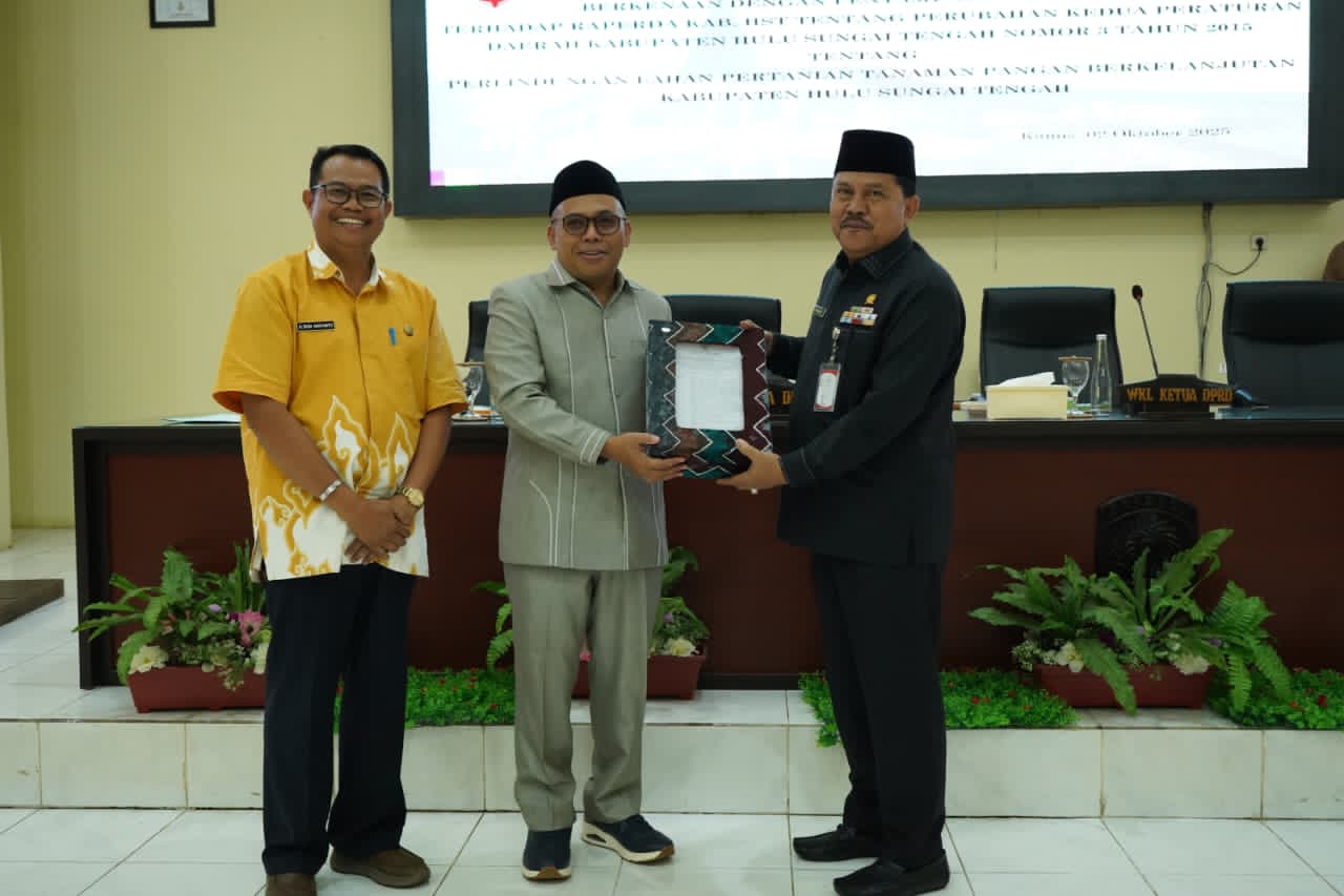 RAPAT:Rapat paripurna pengajuan Raperda di DPRD HST, Kamis (2/10/2025).