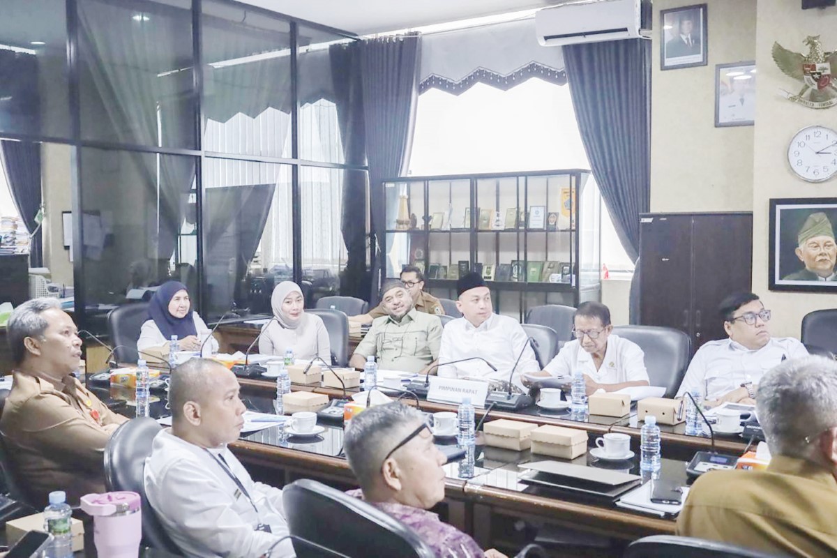 RAPAT: Pansus IV DPRD Kalsel menggelar rapat bersama eksekutif membahas Raperda Kesehatan