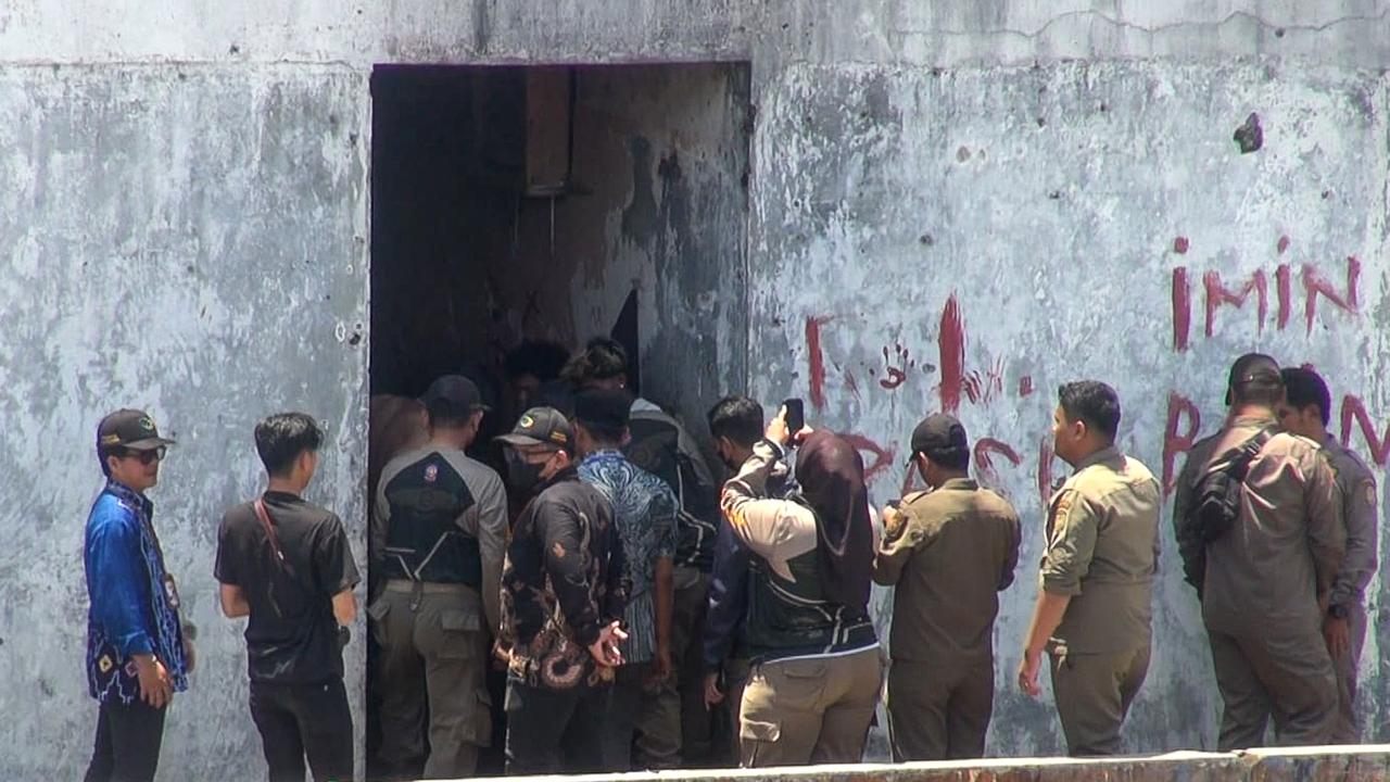 DITANGKAP: Petugas Satpol PP Kota Banjarmasin mengamankan empat remaja yang kedapatan mabuk lem dan minuman keras di kawasan Pasar Harum Manis, Kamis (2/10/2025).
