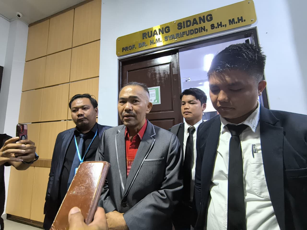 KUASA HUKUM: Tim kuasa Hukum Sutikno memberikan keterangan di depan awak media usai persidangan.
