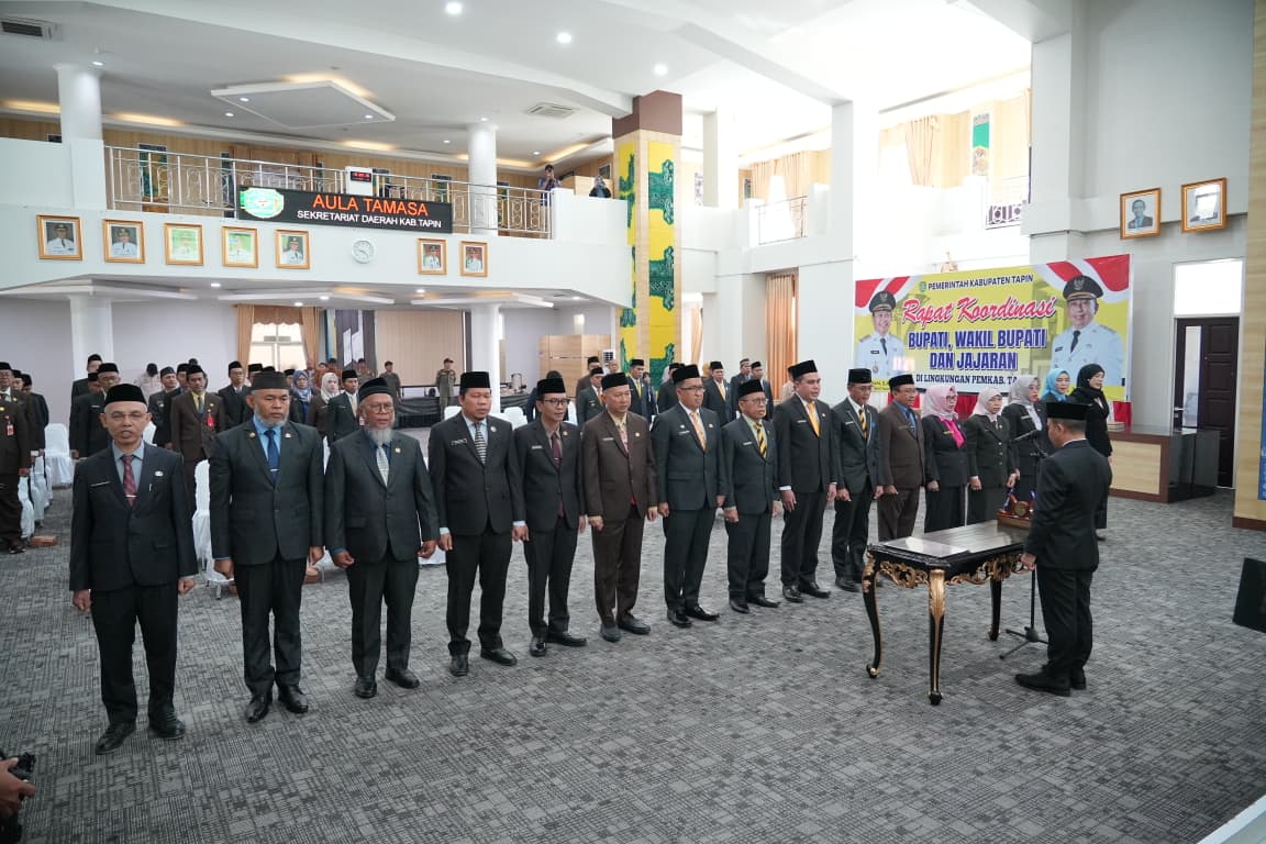 DILANTIK: Para pejabat yang dimutasi Bupati Tapin H Yamani, termasuk Sekda sebelumnya.