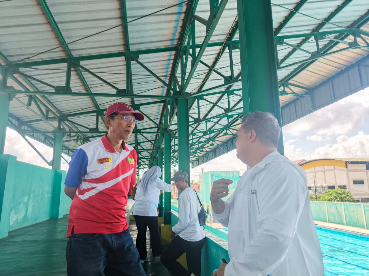 MENINJAU: Ketua KONI Kota Banjarmasin, H Hermansyah, meninjau pertandingan cabang olahraga loncat indah Porprov XII Kalsel 2025 di Kolam Renang SKB Mulawarman, Banjarmasin.