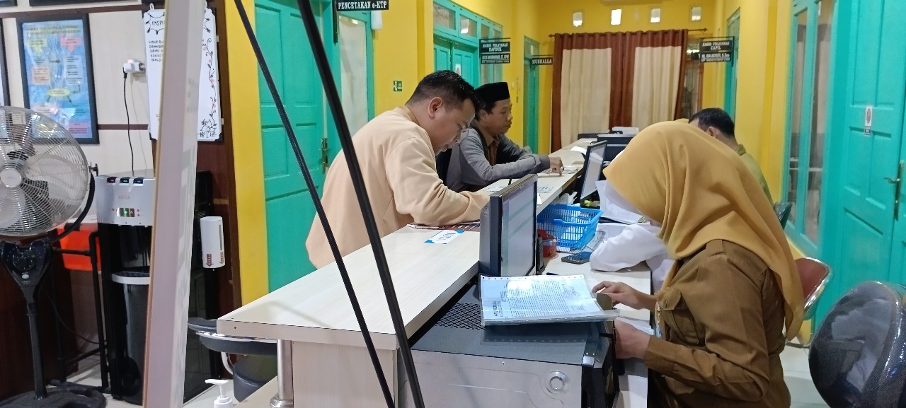 PELAYANAN: Warga saat melakukan pengajuan untuk pelayanan dokumen kependudukan dan pencatatan sipil di Kantor Dukcapil HSU.