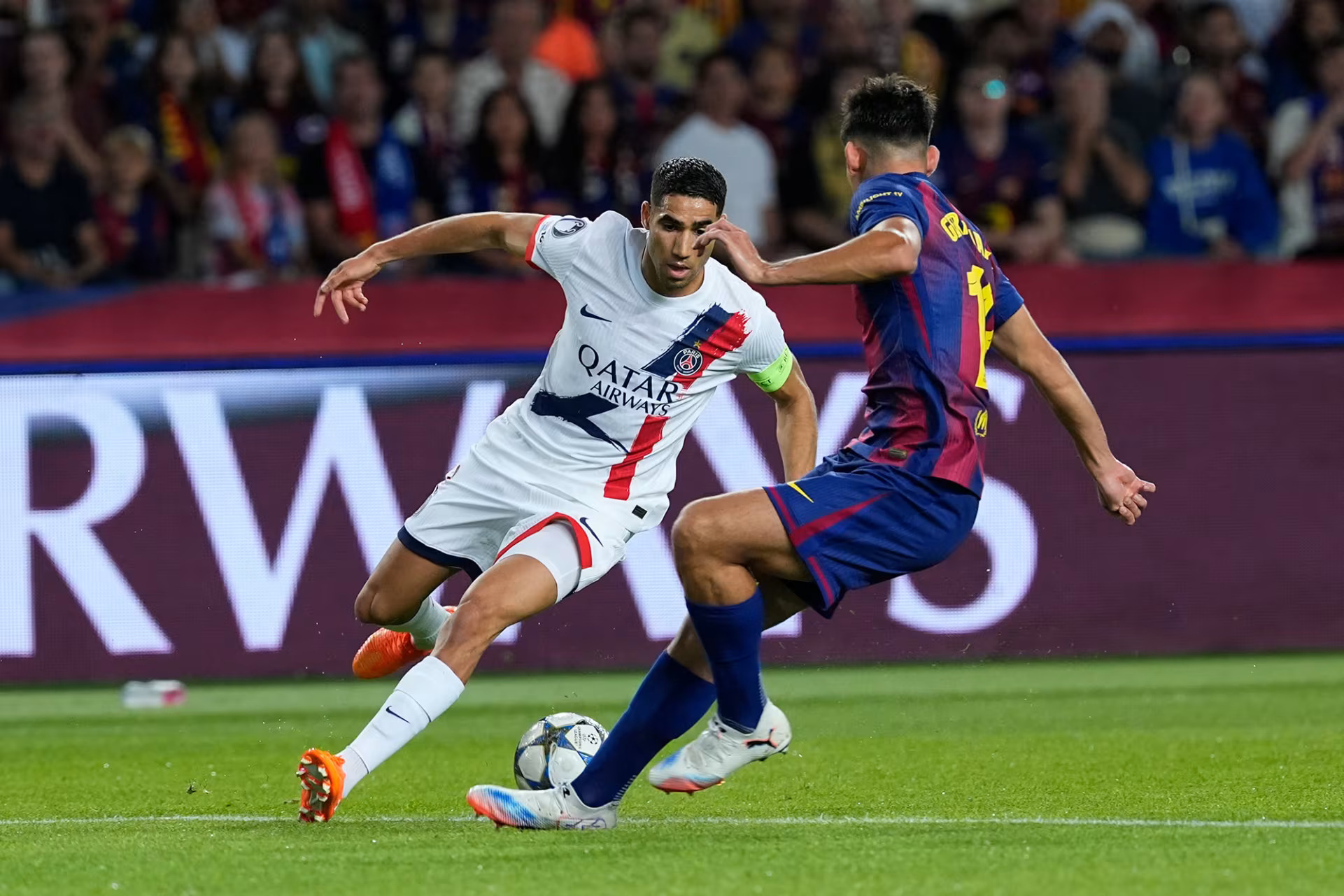 KALAH LAGI: Barcelona lagi-lagi kalah dengan Paris Saint-Germain (PSG), Kamis (2/10) dini hari WIB. Pelatih Blaugrana, Hansi Flick mengaku timnya kalah level.