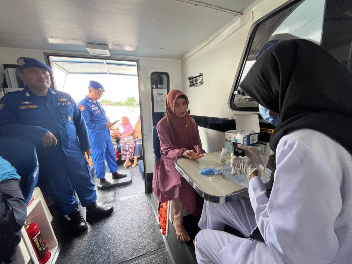LAYANAN KESEHATAN: Warga Basirih menikmati layanan kesehatan gratis di Poliklinik Terapung.