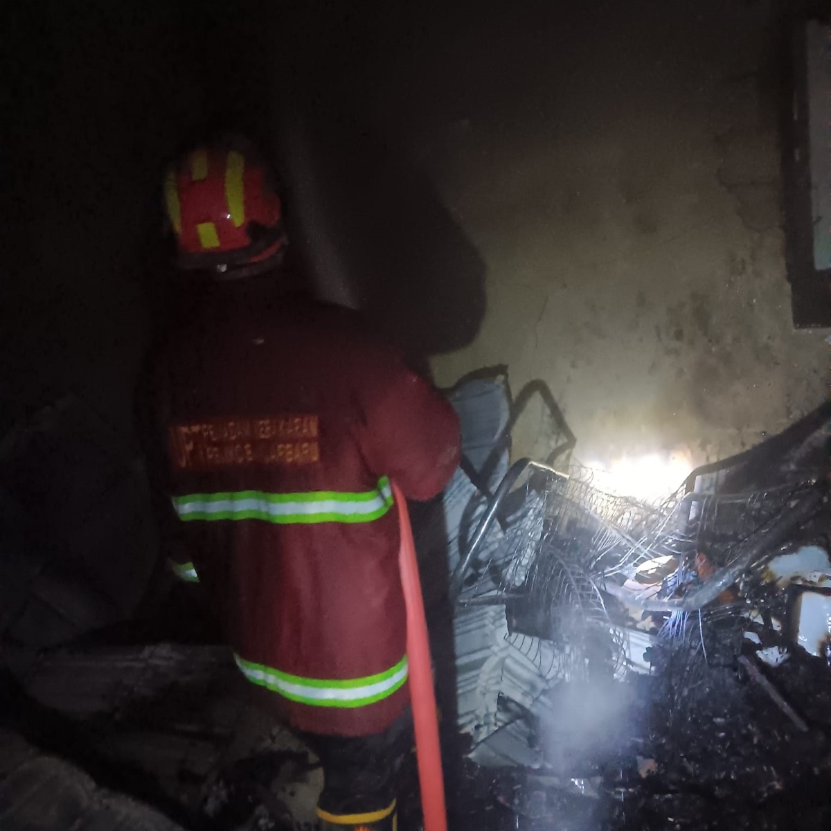 TERBAKAR: Petugas Damkar Banjarbaru saat berusaha memadamkan api di sebuah rumah di Kompleks Mustika Green Residence, Landasan Ulin Utara, yang terbakar pada Jumat (3/9) dini hari.