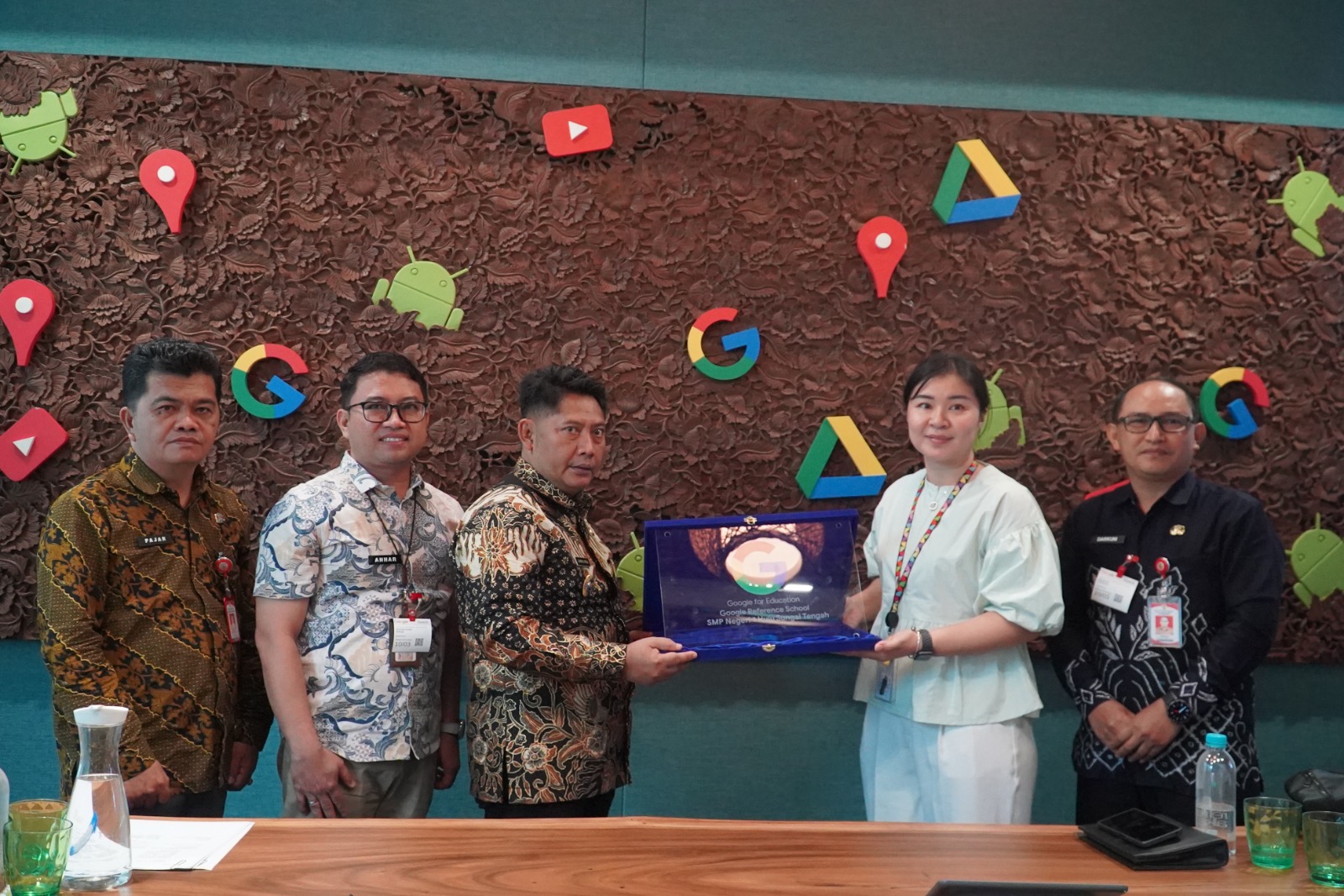 PENGHARGAAN:Bupati HST, Samsul Rizal menerima penghargaan sekolah rujukan google untuk SMPN 1 HST