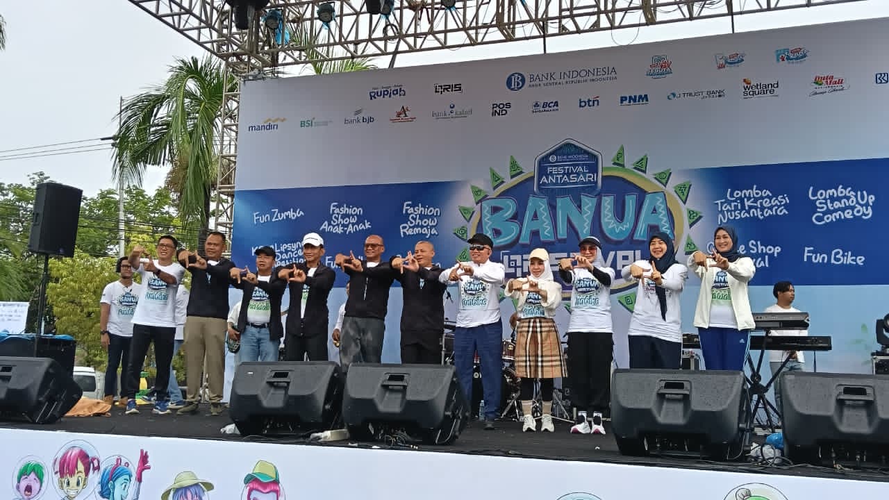 DUKUNG:Gubernur Kalsel H Muhidin bersama Kepala Perwakilan Bank Indonesia (KPwBI) Kalsel, Fadjar Majardi pada kegiatan Banua QRStival.
