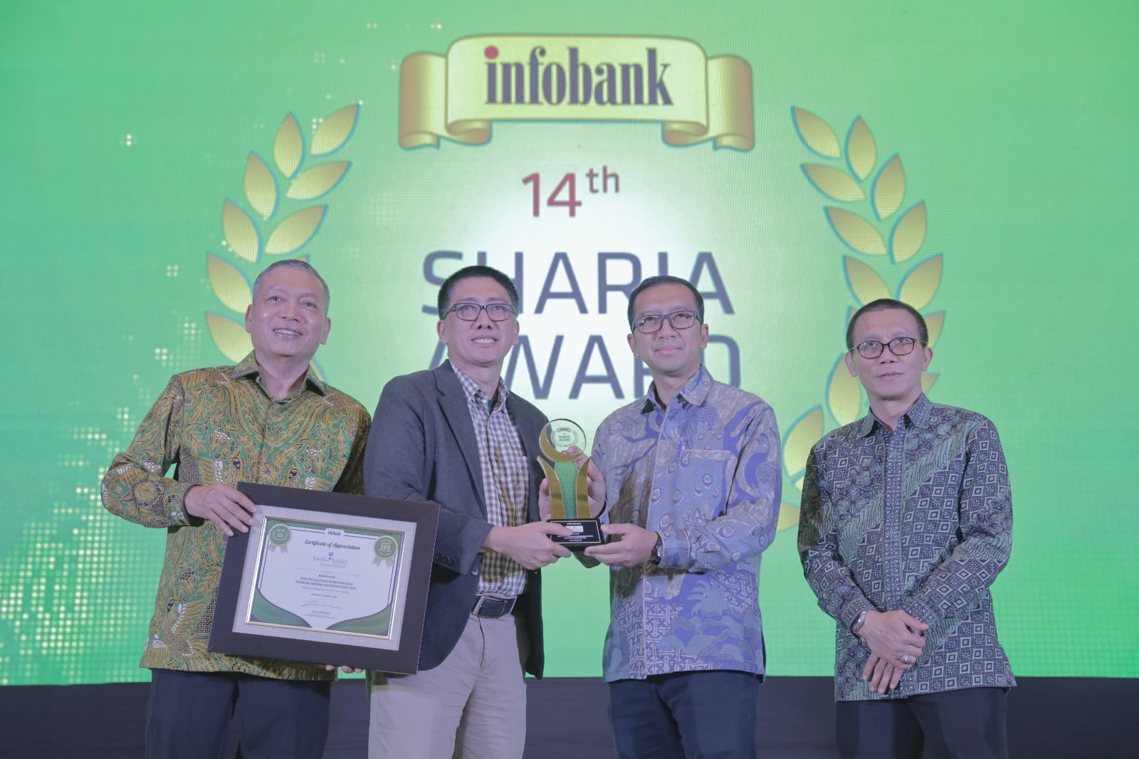 PRESTASI MEMBANGGAKAN:Direktur Utama Bank Kalsel, Fachrudin saat menerima penghargaan 14th Infobank Sharia Award 2025 di Grand Ballroom Shangri-La Hotel, Jakarta, Kamis (2/10/2025).