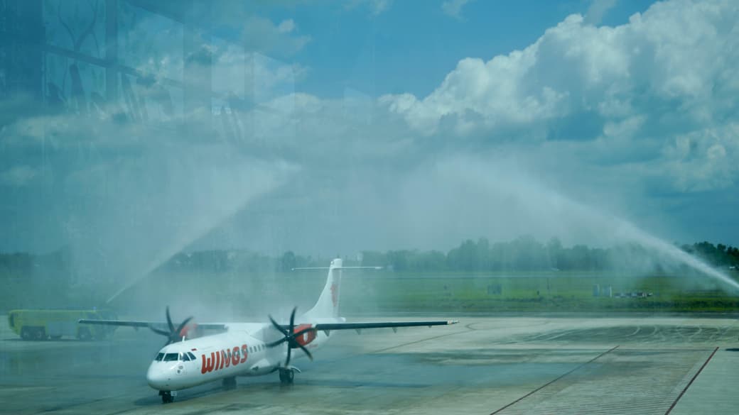 PENDARATAN PERDANA: Pesawat Wings Air disambut water salute saat mendarat di Bandara Syamsudin Noor pada penerbangan perdana rute Samarinda&ndash;Banjarmasin, Jumat (3/10).