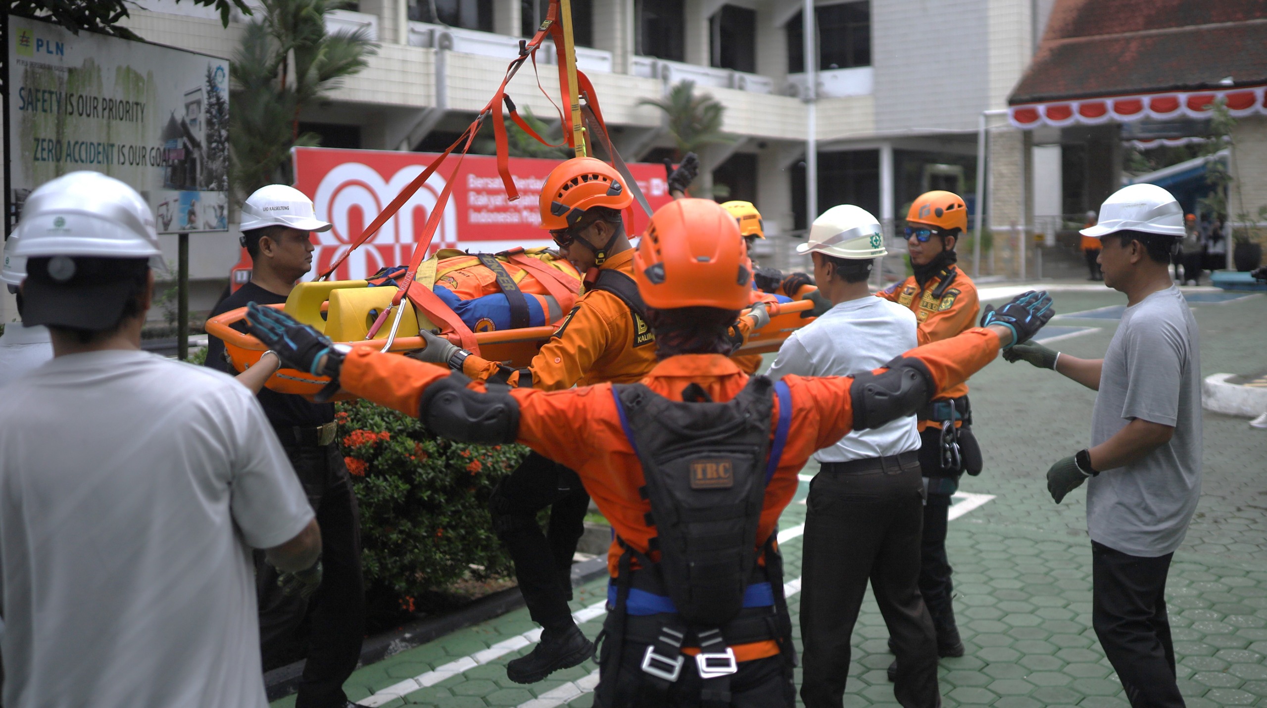 LATIHAN: Simulasi penyelamatan korban gempa di Kantor UID Kalselteng oleh Tim BDPD Kalsel dan Tim Tanggap Darurat PLN UID Kalselteng.