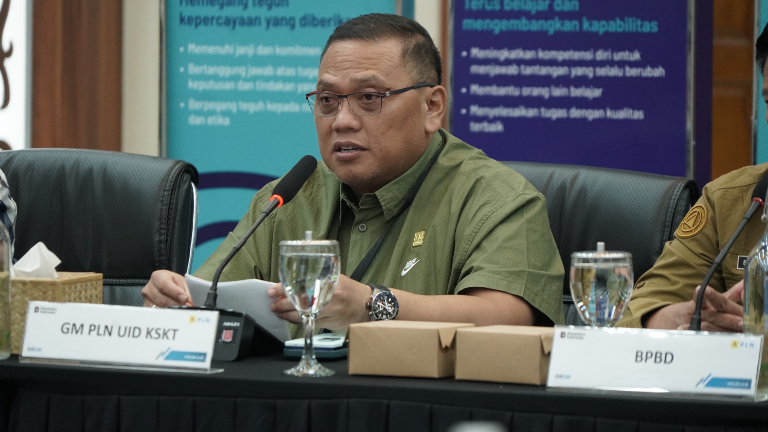 SIAP SIAGA: GM PLN UID Kalselteng, Iwan Soelistijono menyampaikan simulasi tanggap darurat gempa merupakan bentuk ketaatan PLN terhadap UU Nomor 24 Tahun 2007 tentang penanggulangan bencana.