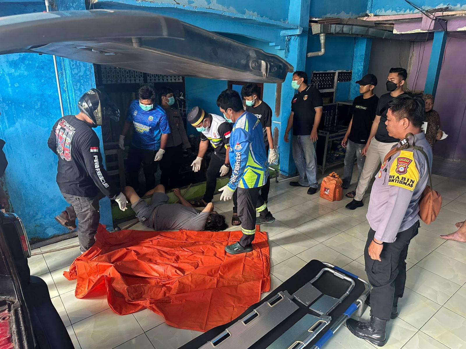 EVAKUASI: Kepolisian dan Tim Relawan mengevakuasi mayat ke Rumah Sakit PJS Kotabaru.