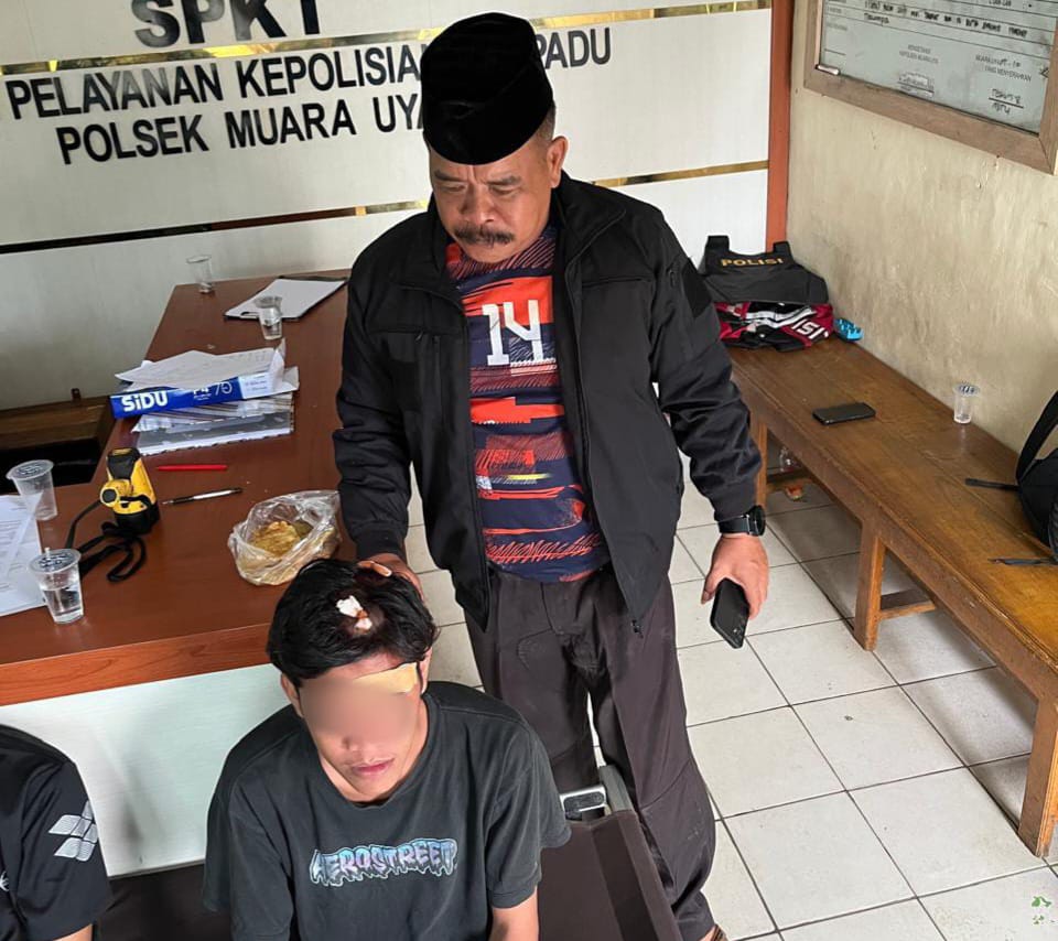 DIAMANKAN : Pelaku R, saat diamankan ke Polrek Muara Uya karena membacok rekan minum alkoholnya.