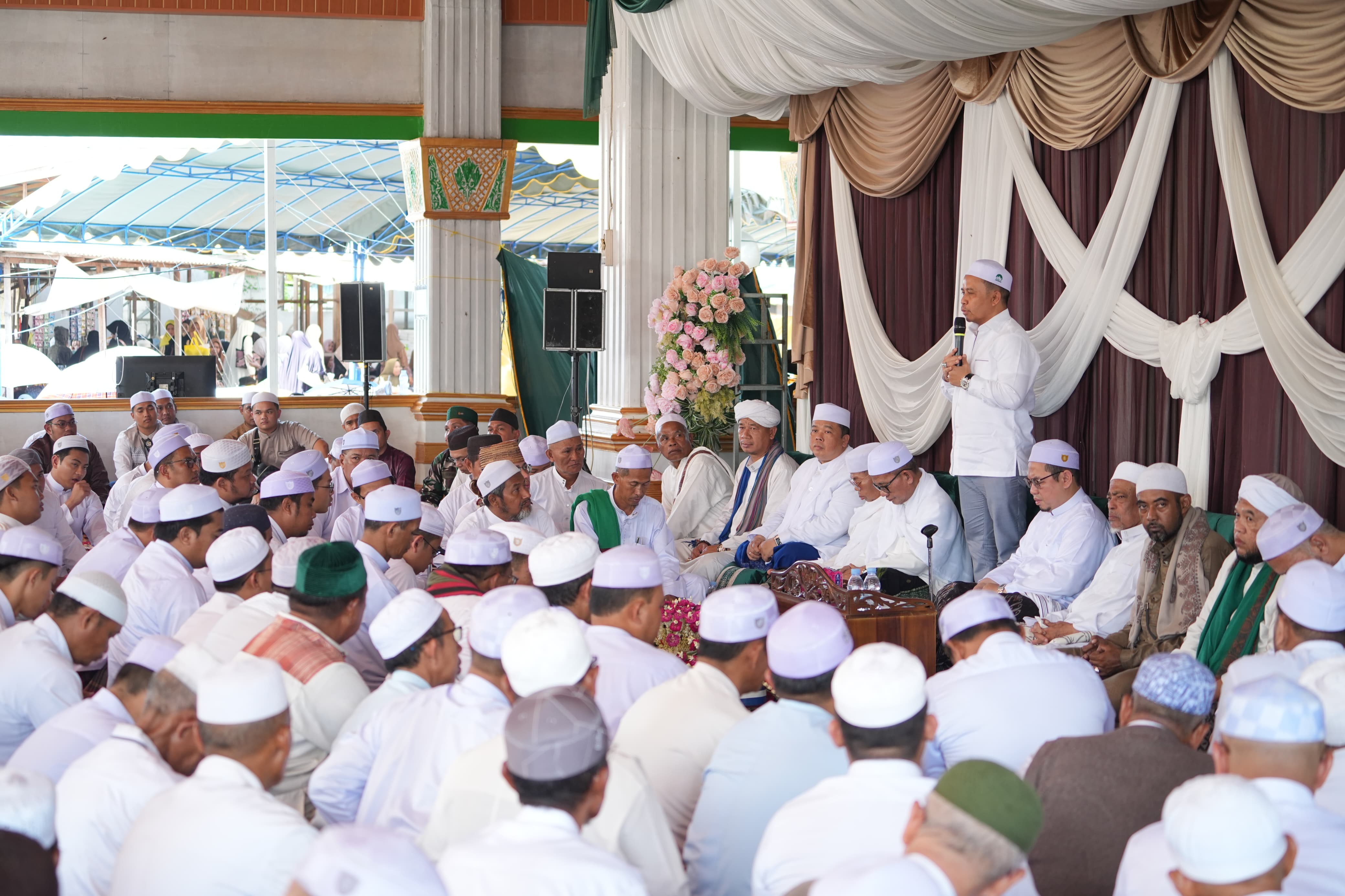 HAUL: Bupati Tapin H Yamani menyampaikan kepada para jemaah beberapa waktu lalu bahwa akses jalan ke Datu Qabul akan diaspal.