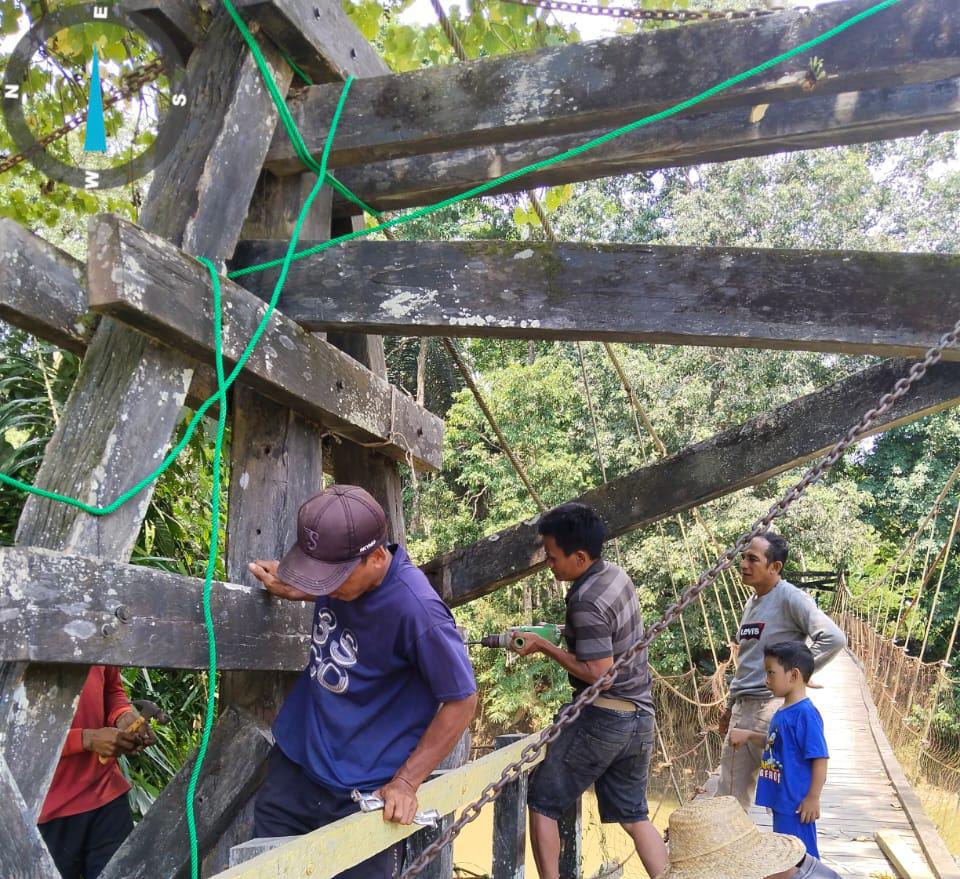 PERBAIKI: Pekerja dari Dinas PUPRPerkim Balangan, memantau perbaikan jembatan gantung di Desa Jimamun, Kecamatan Lampihong, Kabupaten Balangan. (foto : Rina Ariyani untuk Radar Banjarmasin)