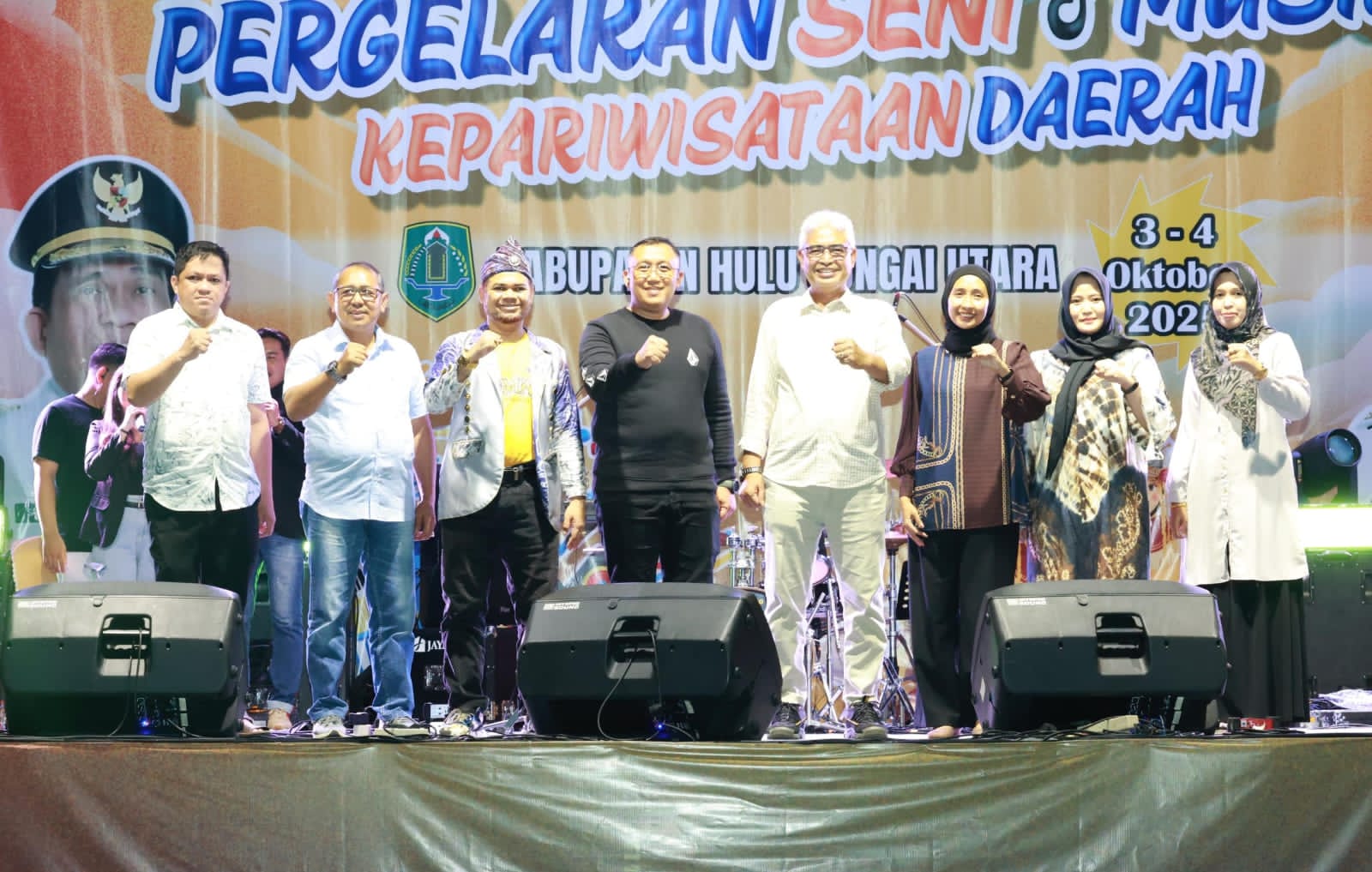 HADIR:Wakil Bupati HSU, Hero Setiawan (empat dari kanan) menutup Pergelaran Seni dan Musik HSU, sebagai ajang kreativitas anak muda di Lapangan Pahlawan Amuntai, Sabtu (4/10/2025).