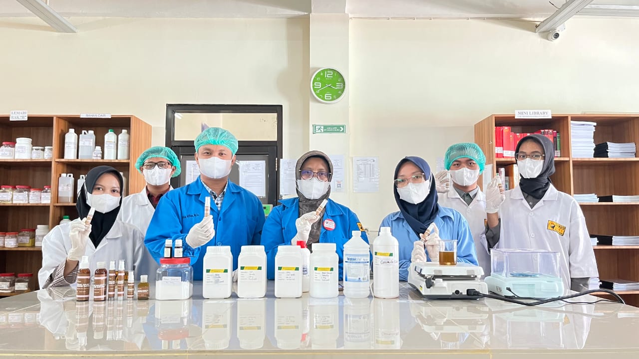 TIM RISET: STIKES ISFI Banjarmasin berhasil olah limbah daun bawang dayak jadi sabun cair antiseptik dan siap untuk dihilirisasi.Foto:STIKES ISFI Banjarmasin
