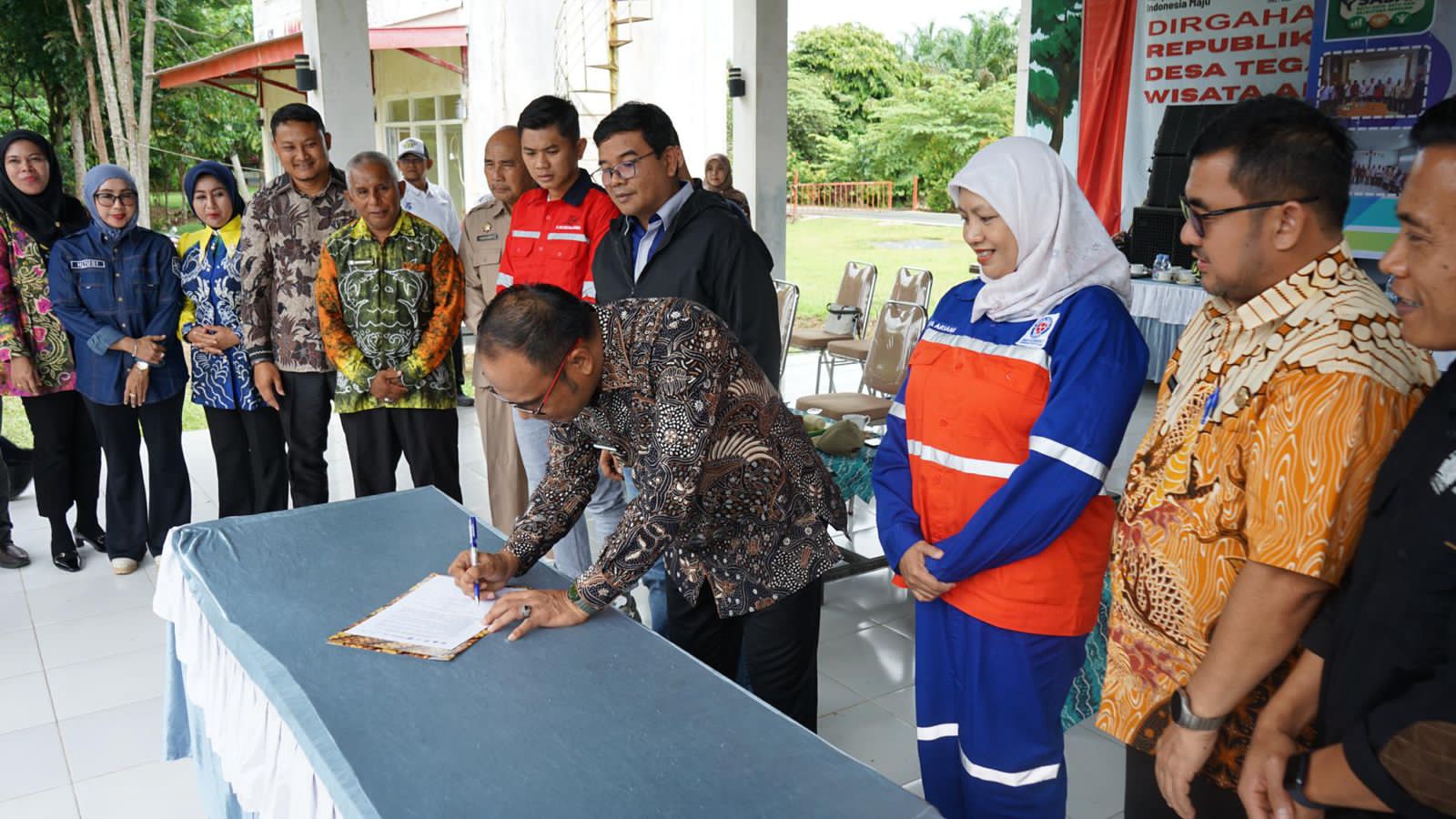 DITANDATANGANI:Wakil Bupati Kotabaru, Syairi Mukhlis menandatangani peluncuran Intervensi Tuntas Kemiskinan Kotabaru.