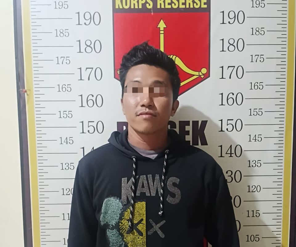 DIRINGKUS: Pelaku APM saat diamankan Unit Reskrim Polsek Satui usai diduga menganiaya istri sirinya akibat masalah judi online. (Foto: Polres Tanah Bumbu)