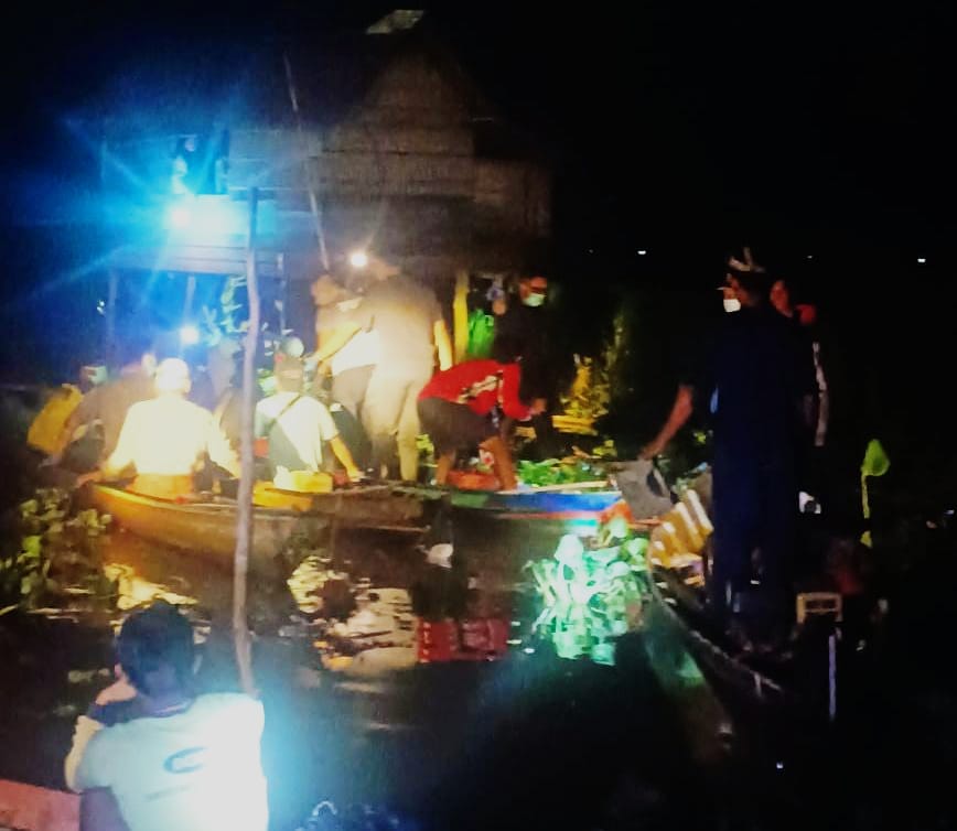 DITEMUKAN: Nurhasanah warga Hambuku Raya Amuntai yang dilaporkan tenggelam ditemukan relawan dan warga dalam keadaan meninggal dunia. (Foto: Istimewa)
