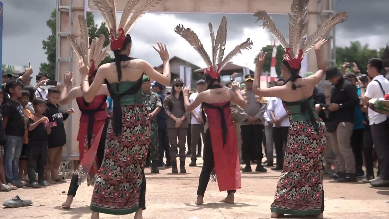 GERAKKAN EKONOMI: Suasana peresmian penyalaan listrik 22 Desa Kabupaten Murung Raya yang dilaksanakan oleh Pemerintah Daerah, PLN, dan jajaran Forkopimda.