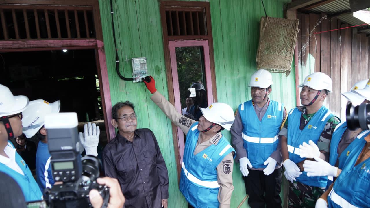 TERWUJUD: Penyalaan simbolis listrik desa oleh Bupati Murung Raya, Heriyus Midel Yoseph (tengah), didampingi oleh jajaran Forkompimda dan PLN UID Kalselteng.