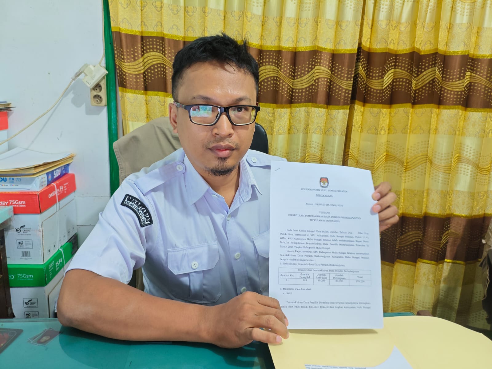 TUNJUKKAN: Operator data KPU HSS menunjukkan berita acara hasil pleno terbuka rekapitulasi PDPB triwulan III tahun 2025.