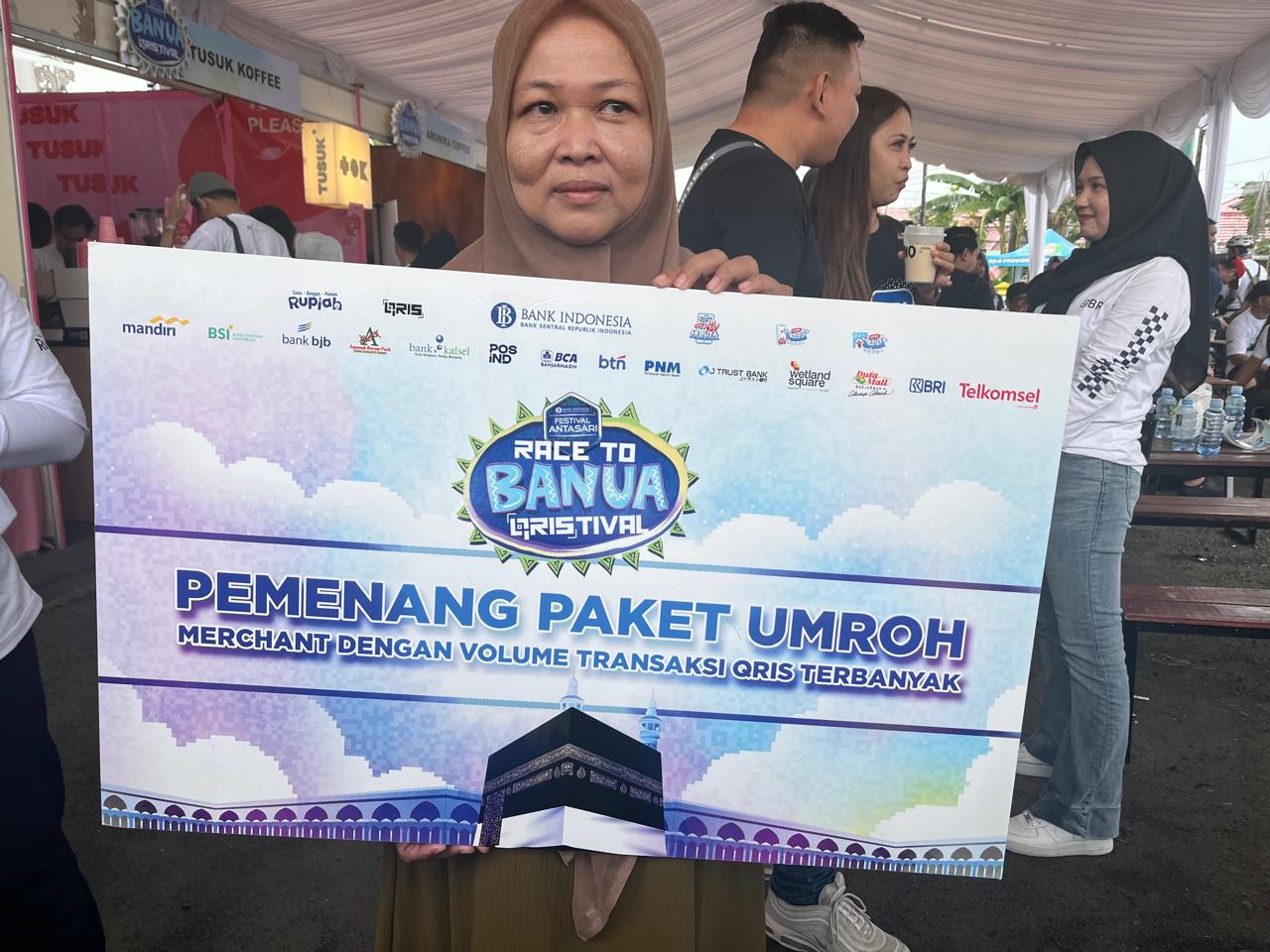 UMROH:Sri Supianingsih yang berhasil mendapatkan hadiah Umroh dari transaksi Qris di Festival Antasari.