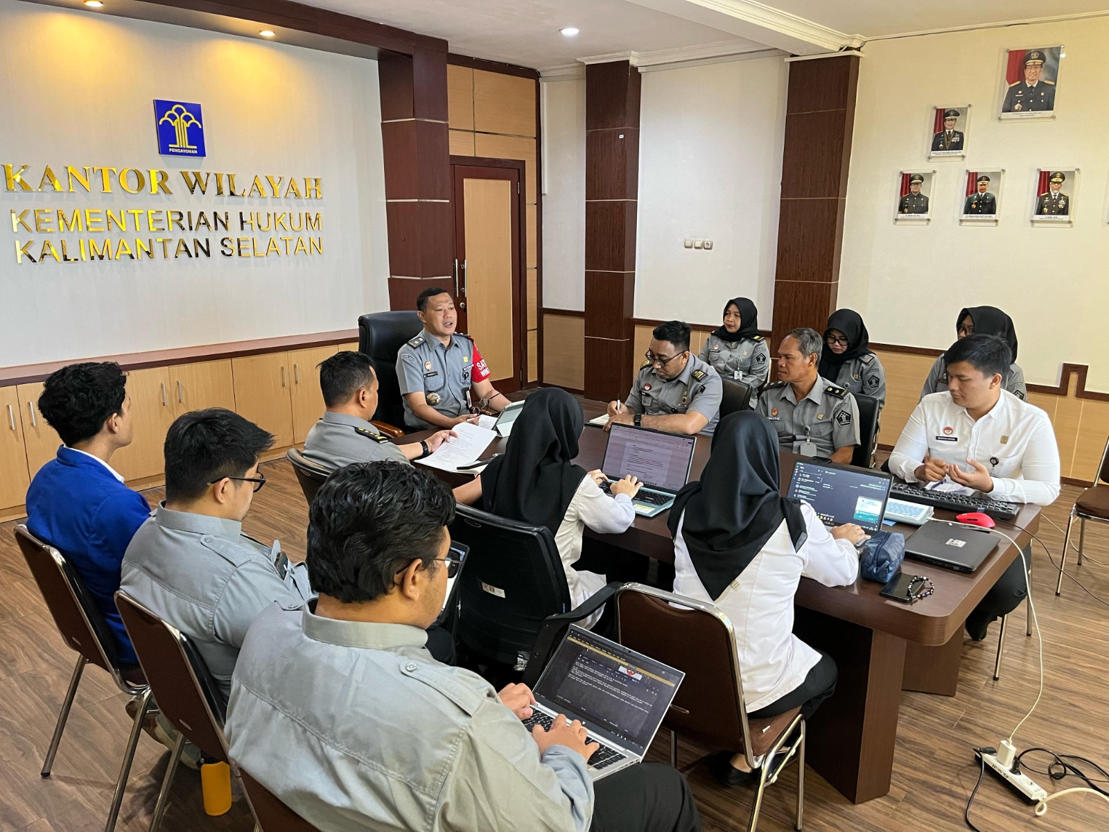 DISKUSI:Kepala Divisi Hukum Kanwil Kemenkum Kalsel, Meidy Firmansyah memimpin rapat internal menindaklanjuti SE Menkum terkait fasilitasi kemudahan pendaftaran merek kolektif Koperasi Merah Putih