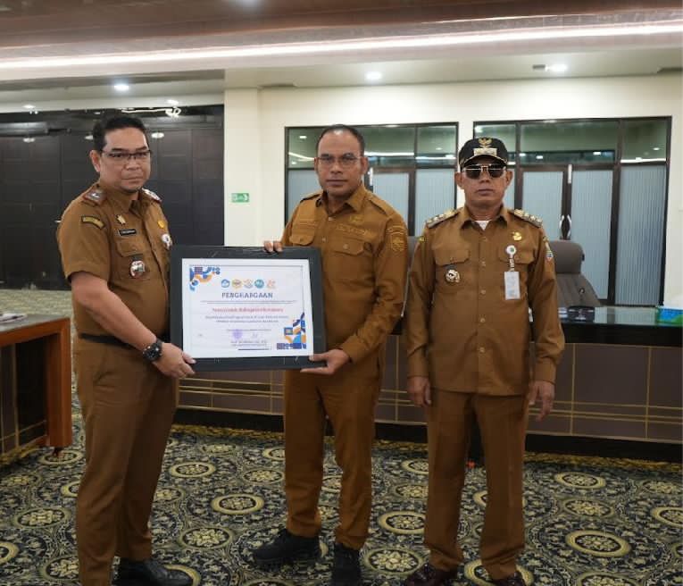 SENANG:Bupati Kotabaru, H Muhammad Rusli bersama Wakil Bupati Kotabaru, Syairi Mukhlis dan Sekda Kotabaru memperlihatkan pengharagaan dari ULM.