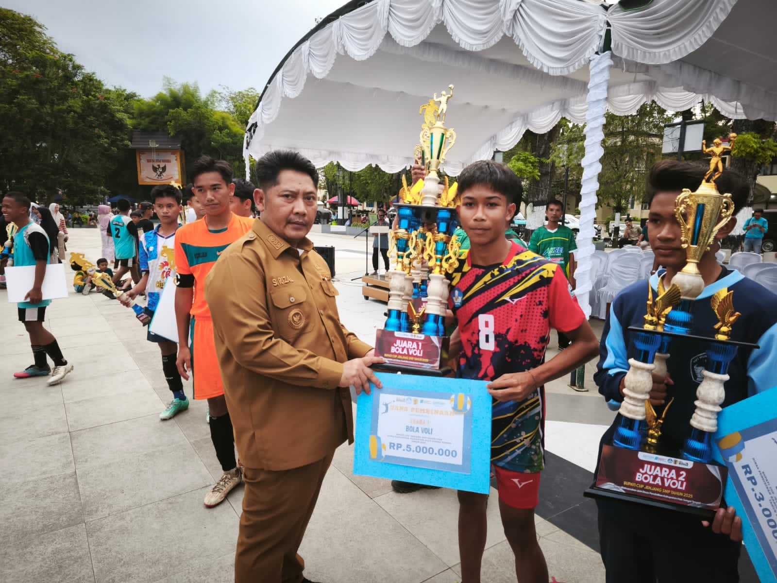 JUARA:Bupati Kabupaten HST, Samsul Rizal menyerahkan trofi kepada para juara Turnamen Bupati HST Cup Jenjang SMP 2025 di Lapangan Dwi Warna, Senin (6/10/2025).