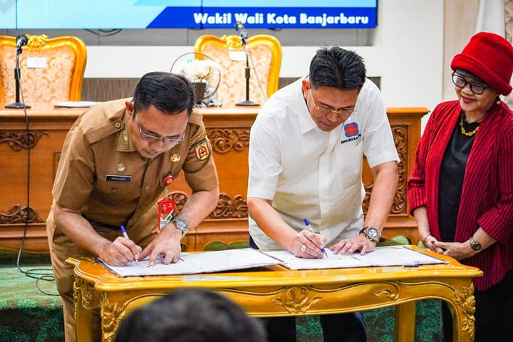 PENYERAHAN:PJ Sekda Kota Banjarbaru, Sirajoni saat menerima langsung penyerahan lahan secara simbolis oleh perwakilan REI Kalimantan Selatan di Aula Gawi Sabarataan, Senin (6/10/2025).