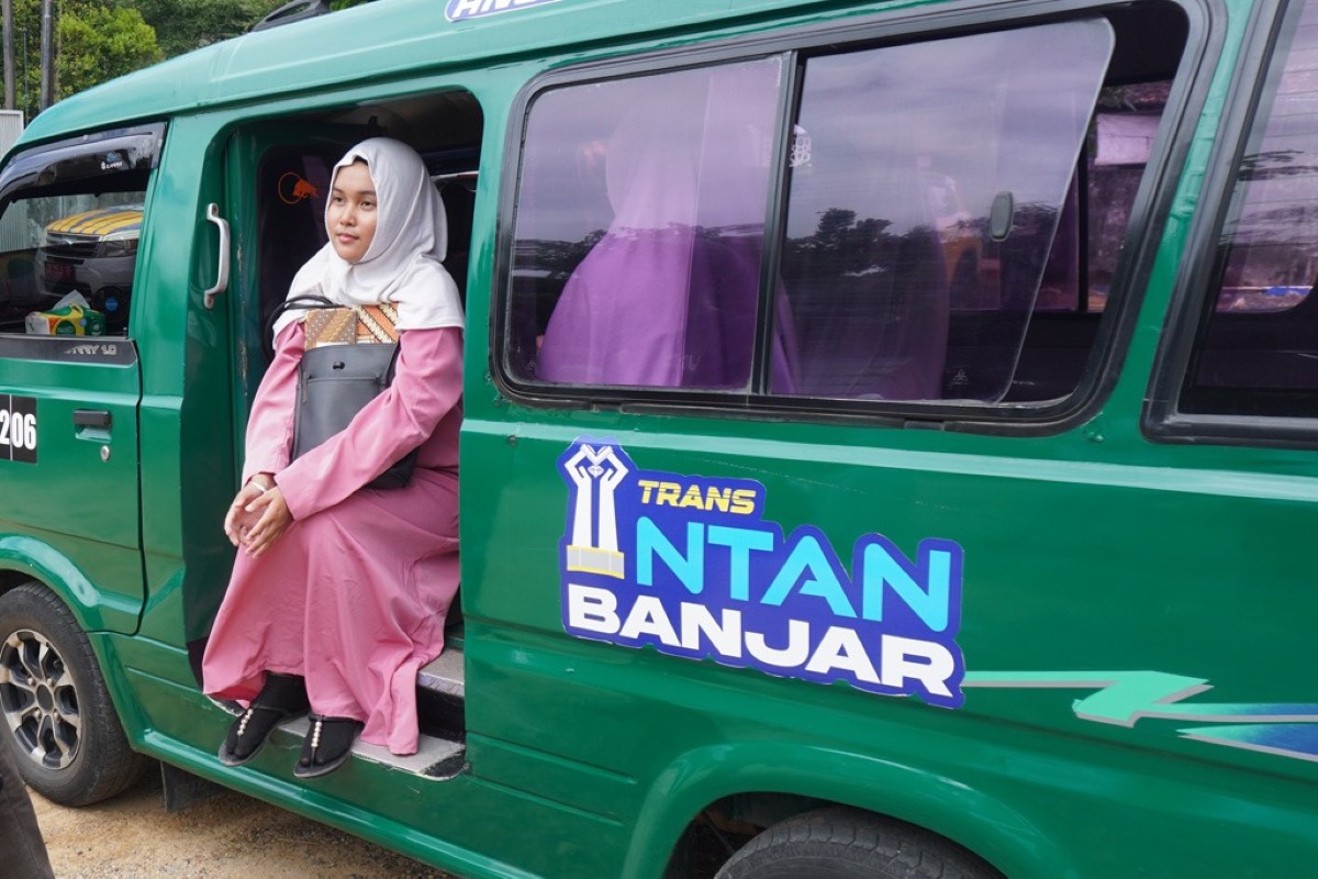 BERANGKAT SEKOLAH: Santriwati pengguna angkutan feeder di Martapura.