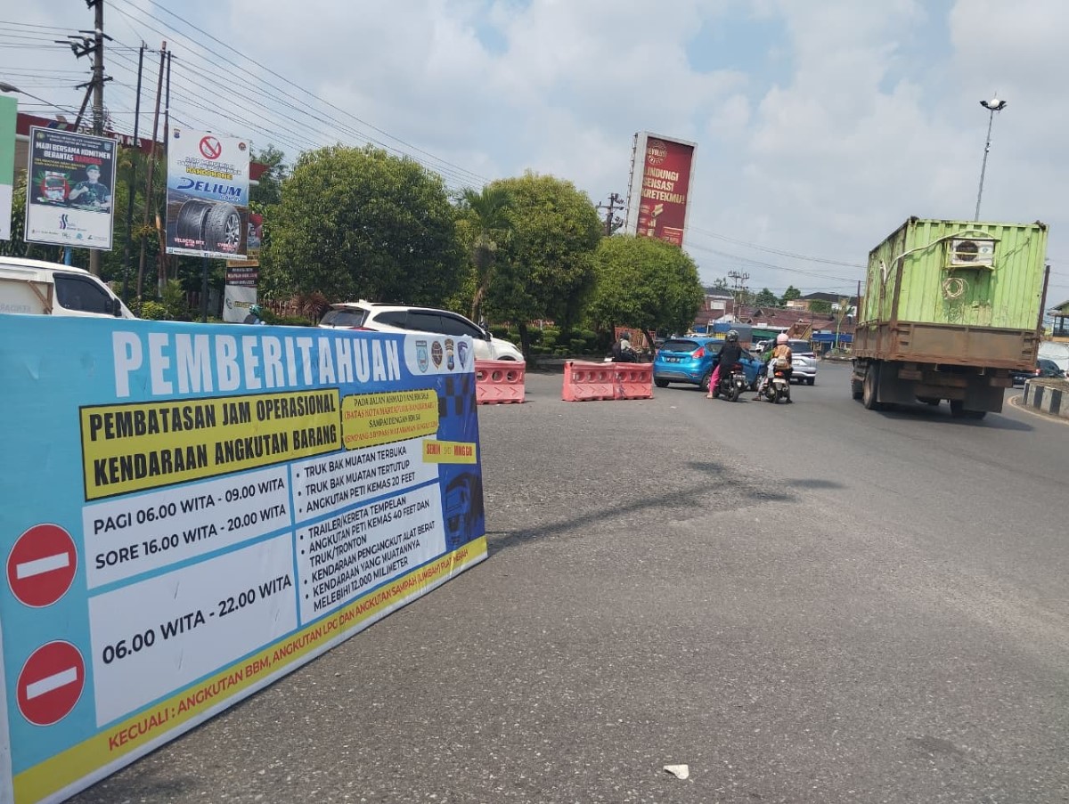 SOSIALISASI: Papan sosialisasi pembatasan kendaraan besar di Martapura yang ditaruh di Bundaran Simpang Empat Banjarbaru.