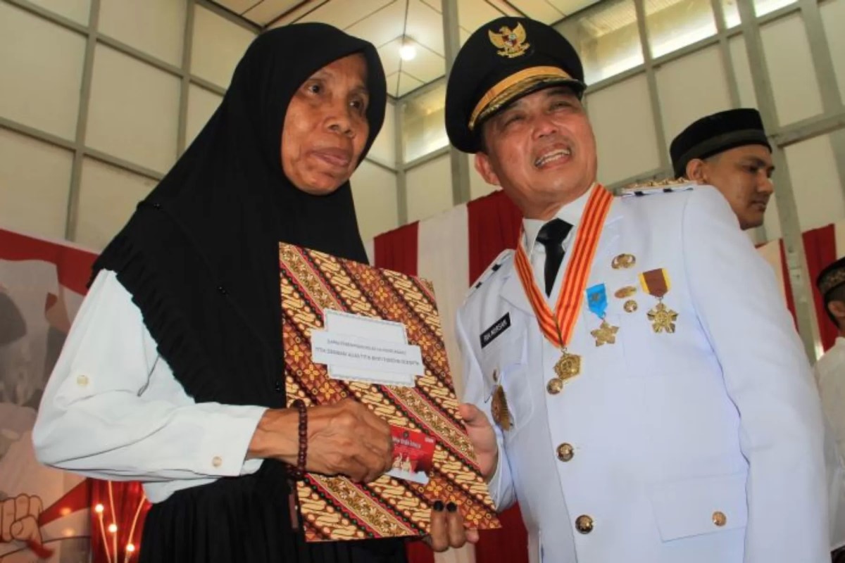 DIPERIKSA: Gubernur Kalimantan Barat, Ria Norsan (kanan) saat dalam suatu acara. Ia kini telah diperiksa KPK terkait kasus korupsi proyek Jalan Mempawah.