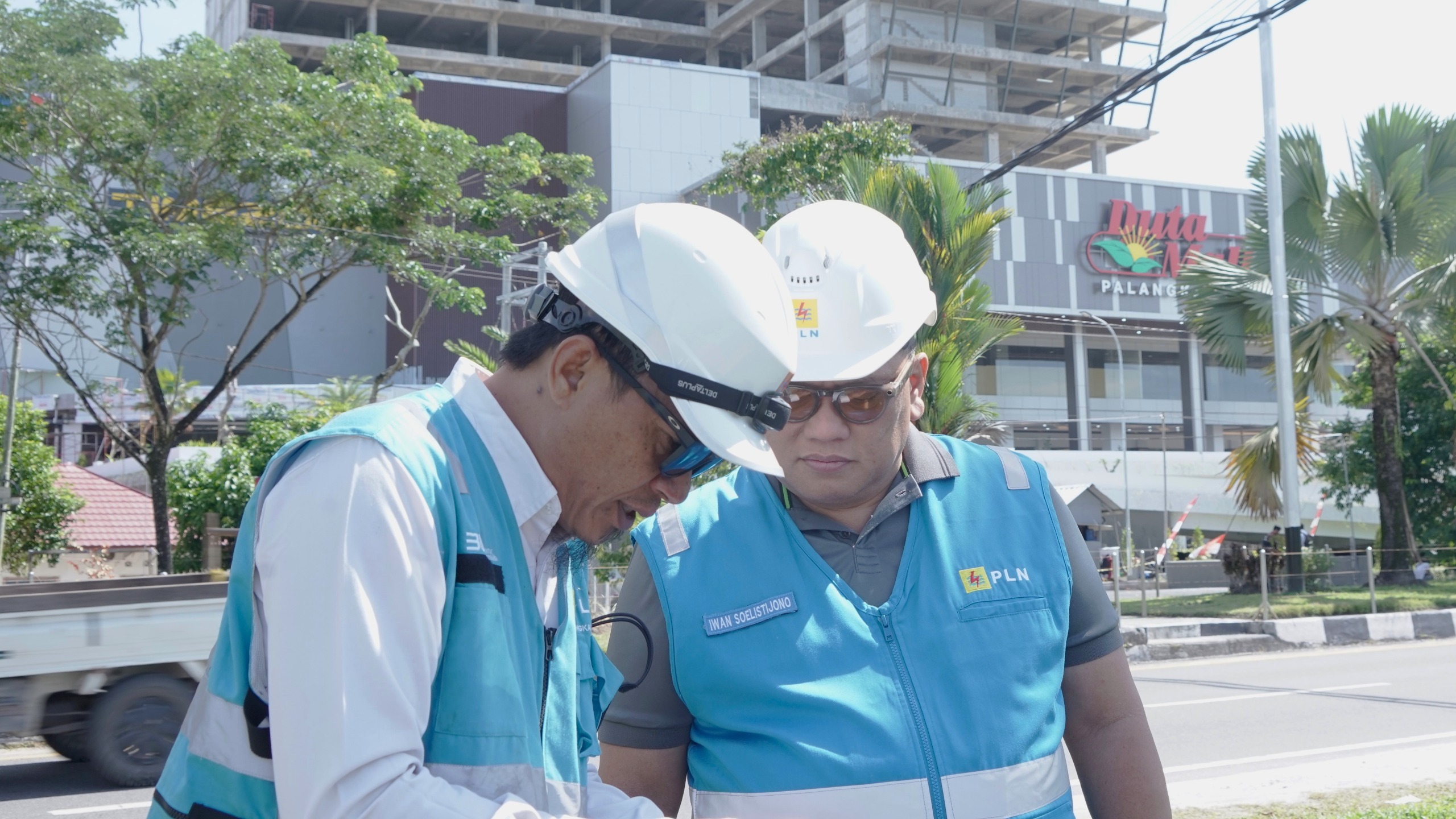 KOORDINASI:General Manager PLN UID Kalselteng, Iwan Soelistijono saat melakukan pengecekan jaringan listrik untuk menyuplai Duta Mall Palangka Raya.