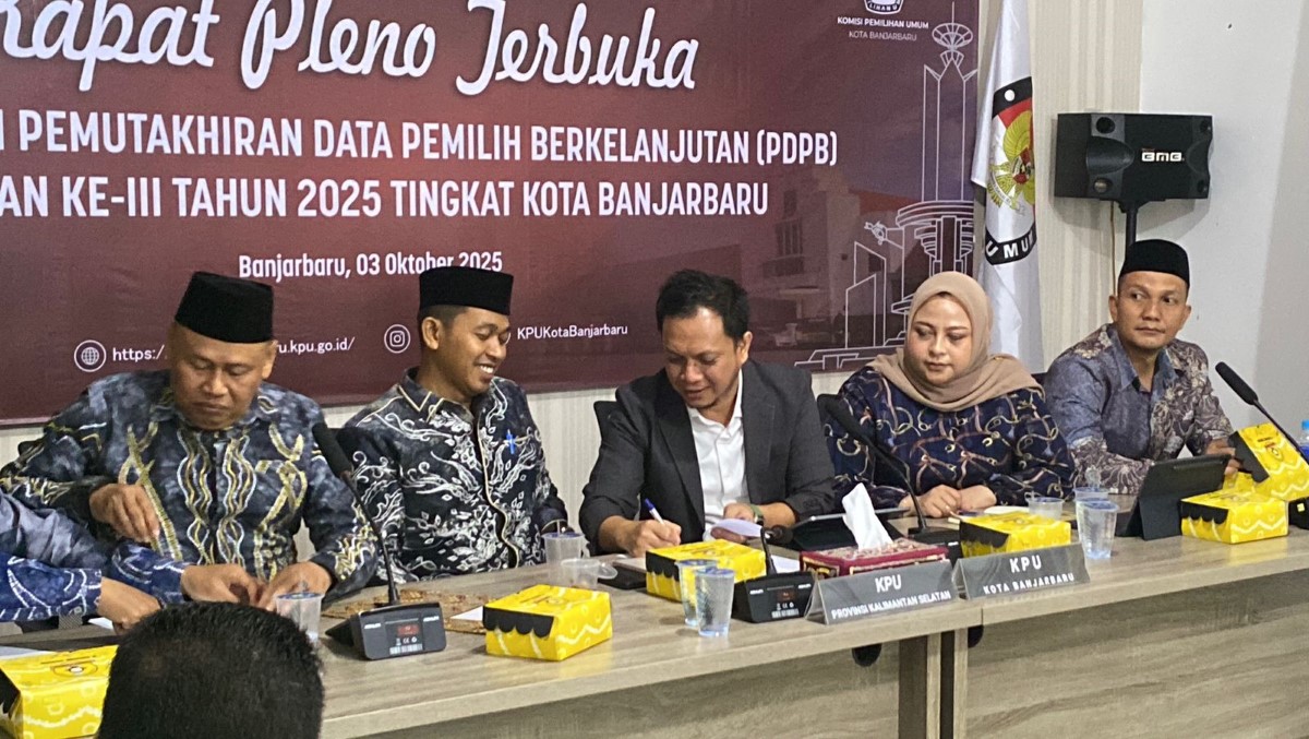 PEMUTAKHIRAN: KPU Banjarbaru saat menggelar pleno pemutakhiran daftar pemilih berkelanjutan triwulan ketiga, Jumat (3/10) tadi.