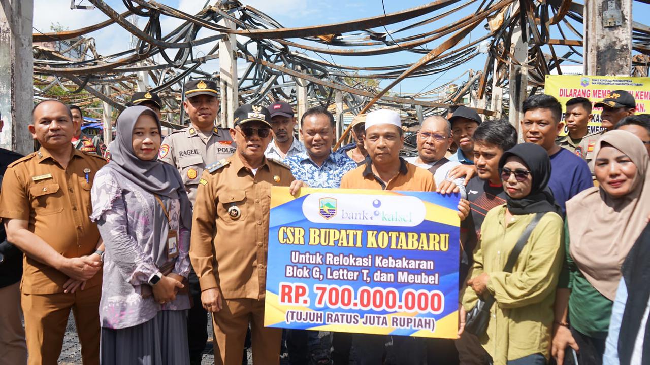 Korban kebakaran Pasar Kemakmuran senang&nbsp;menerima bantuan Rp 700 juta. Foto: Prokopim untuk Radar Banjarmasin.