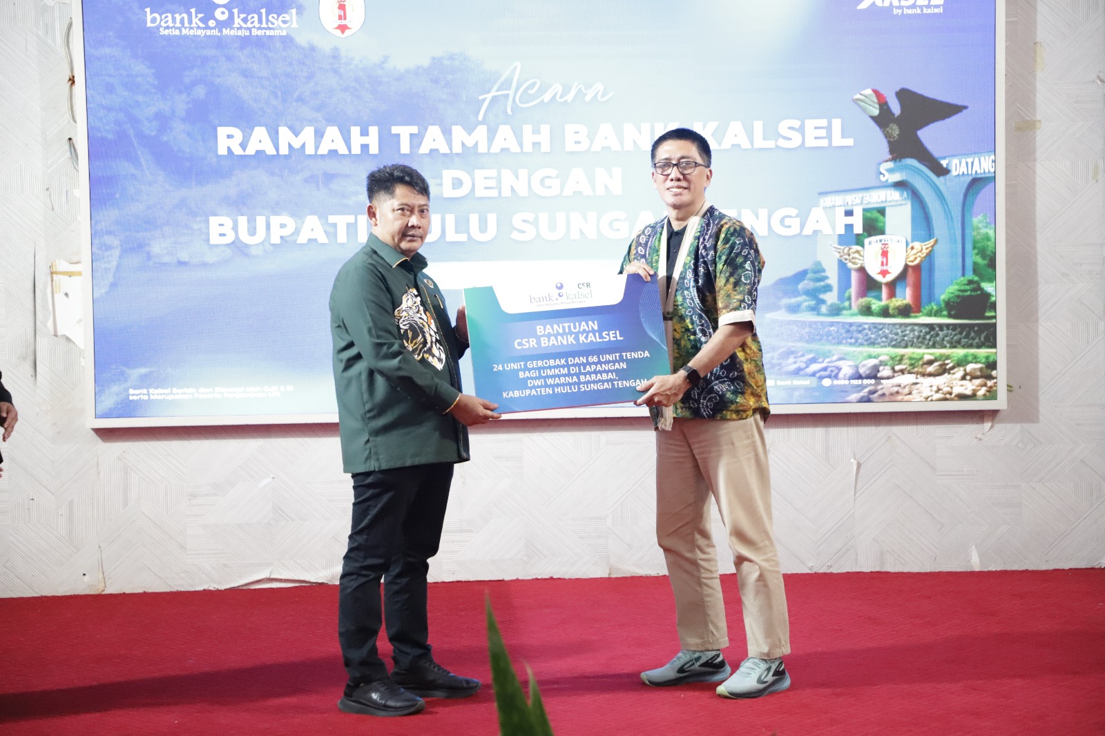 BANTUAN:Penyerahan bantuan CSR Bank Kalsel secara simbolis oleh Direktur Utama Bank Kalsel, Fachrudin kepada Bupati Kabupaten HST, Samsul Rizal.
