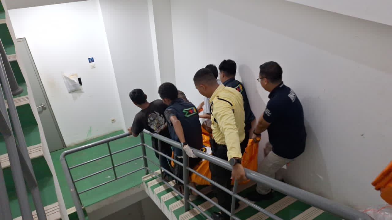 DIDUGA SAKIT:Jasad T (55) dievakuasi dari salah satu kamar hotel berbintang di Kota Banjarbaru ke RS Idaman Banjarbaru, Senin (6/10/2025) malam.