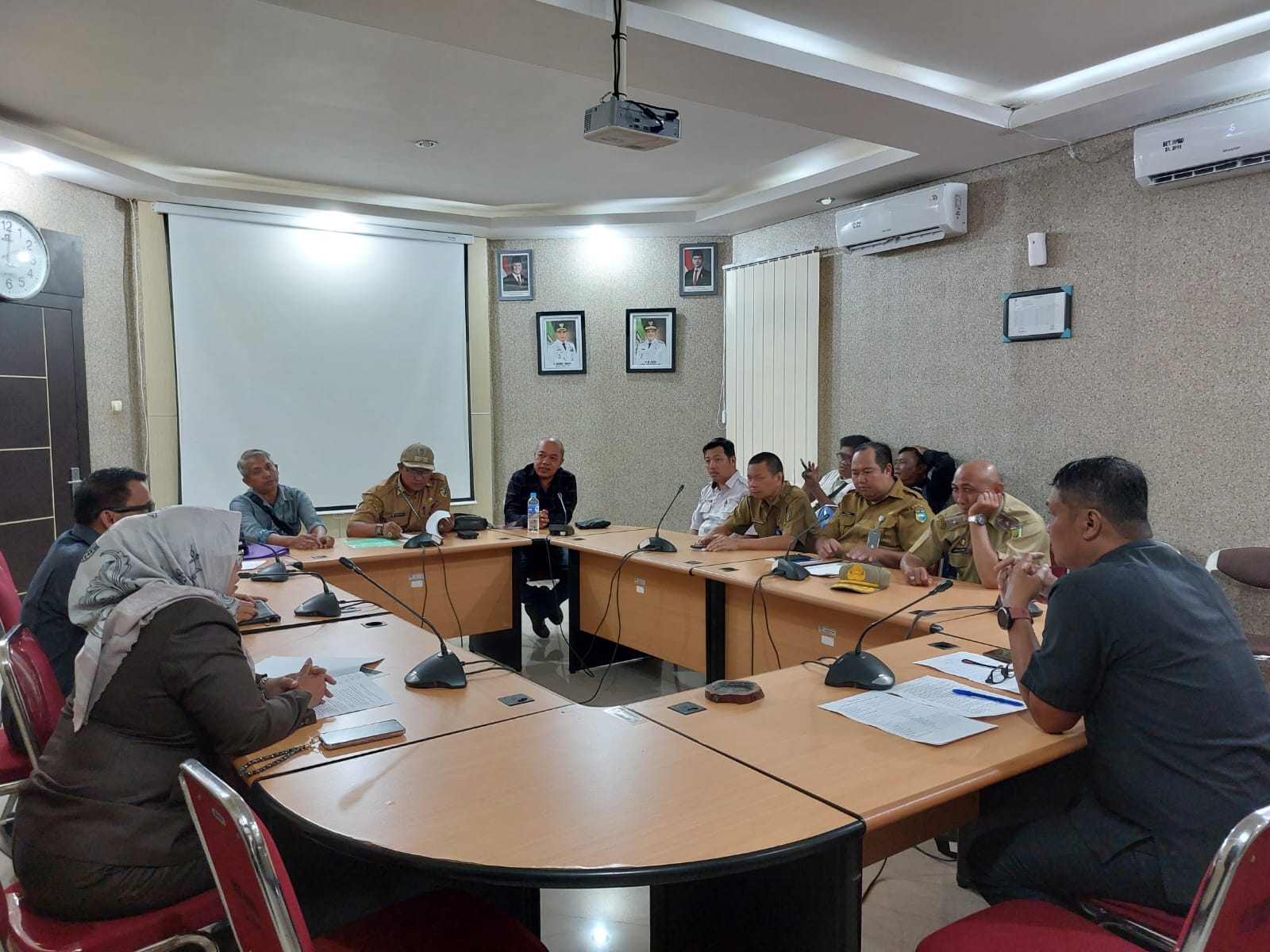 CARI SOLUSI : Inilah suasana rapat yang digelar Komisi III DPRD Tala di kantor Sekretariat Dewan yang dihadiri Diskumdag Tala, Pemdes Simpang Empat Sungai Baru dan pemilik Toko BBC Solikin Akbar. (Fot