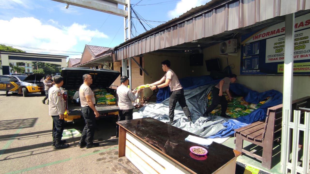 BANTU WARGA : Jajaran Polres Tabalong saat mendistribusikan beras SPHP ke Polsek Kelua.  (Foto : Polres Tabalong)