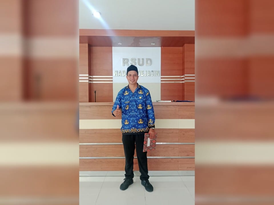 SENANG : Muhammad Khaidir, SH saat berfoto di ruang tamu RS Boejasin sebelum menyerahkan SK Pengangkatan. (Foto : Muhammad Khaidir untuk Radar Banjarmasin)