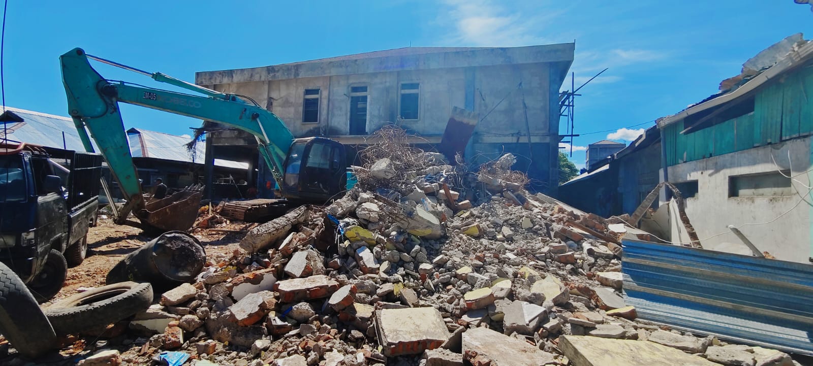 PROYEK: Dinas PUPR Kabupaten HSU mulai melakukan pengerjaan rehabilitasi bangunan hibah KPK untuk difungsikan sebagai kantor OPD di lingkungan Pemkab HSU. (Foto: M.Akbar/Radar Banjarmasin)