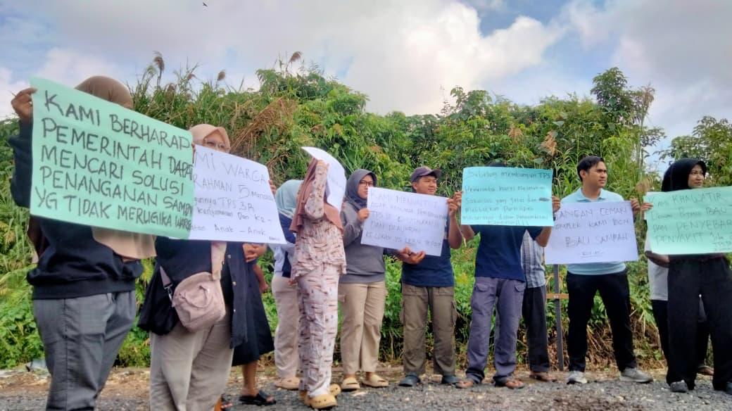 AKSI: Warga Sungai Andai Komplek Ar Rahman menggelar aksi penolakan terhadap rencana pembangunan TPS3R di lingkungan rumah mereka.