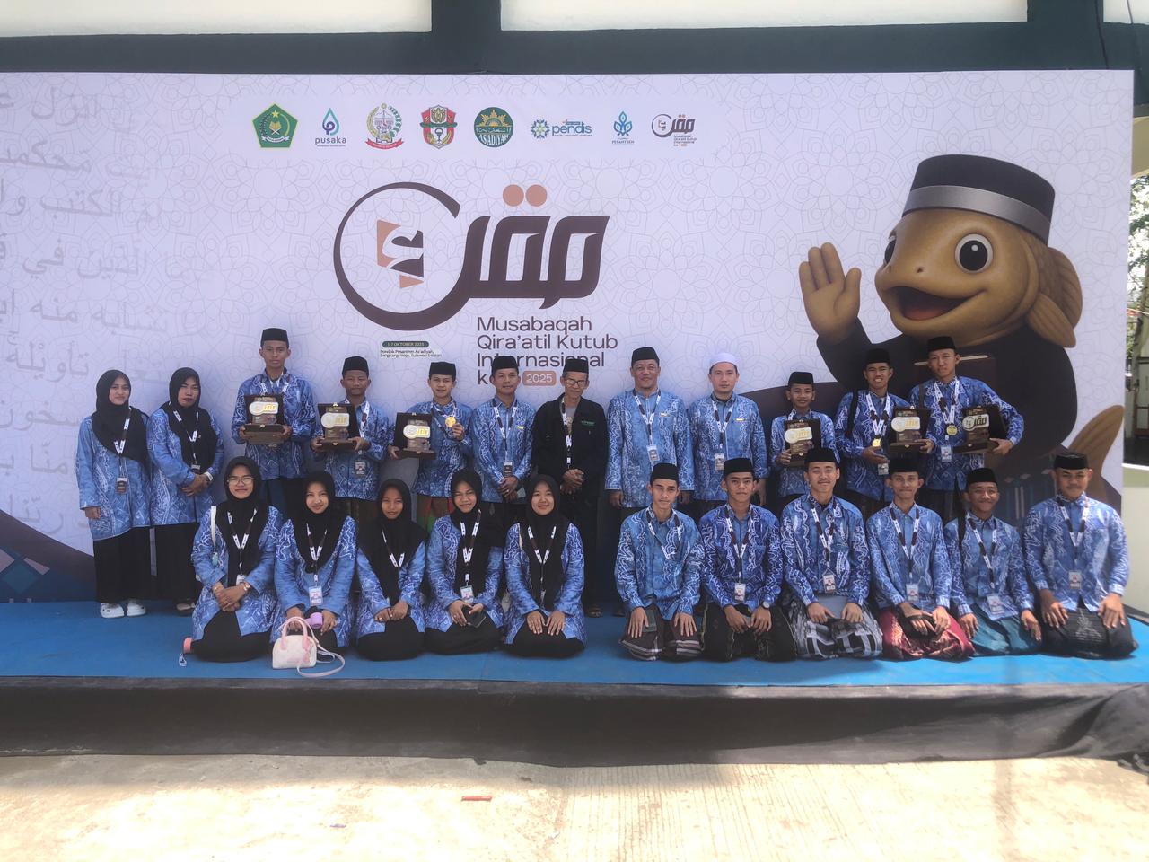 MEMBANGGAKAN: Santri dari Ponpes Darussalim Bati-Bati foto bersama usai kegiatan Musabaqah Qiraatil Kutub (MQK) Internasional 2025.